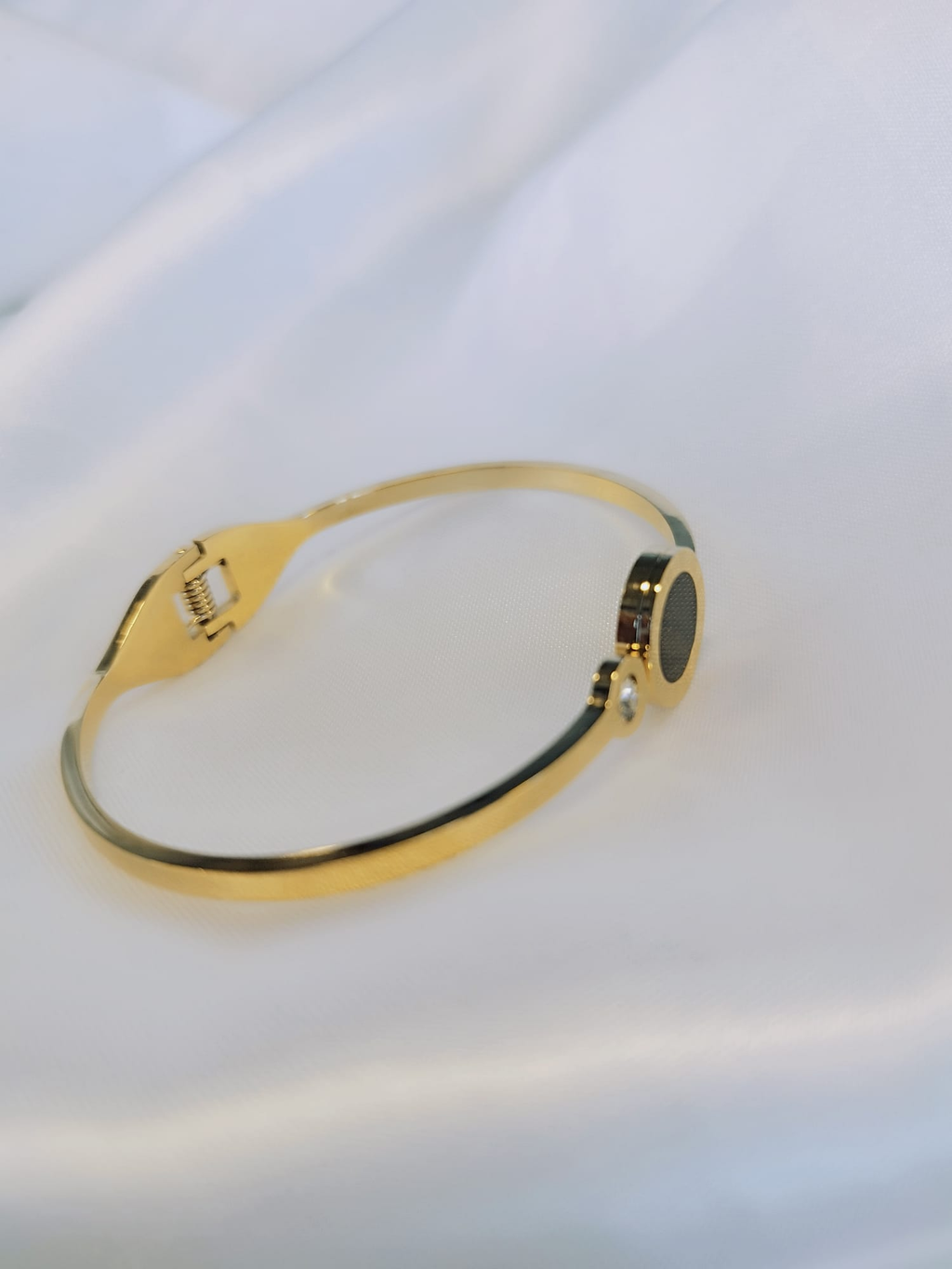 Pulsera rígida en acero dorado