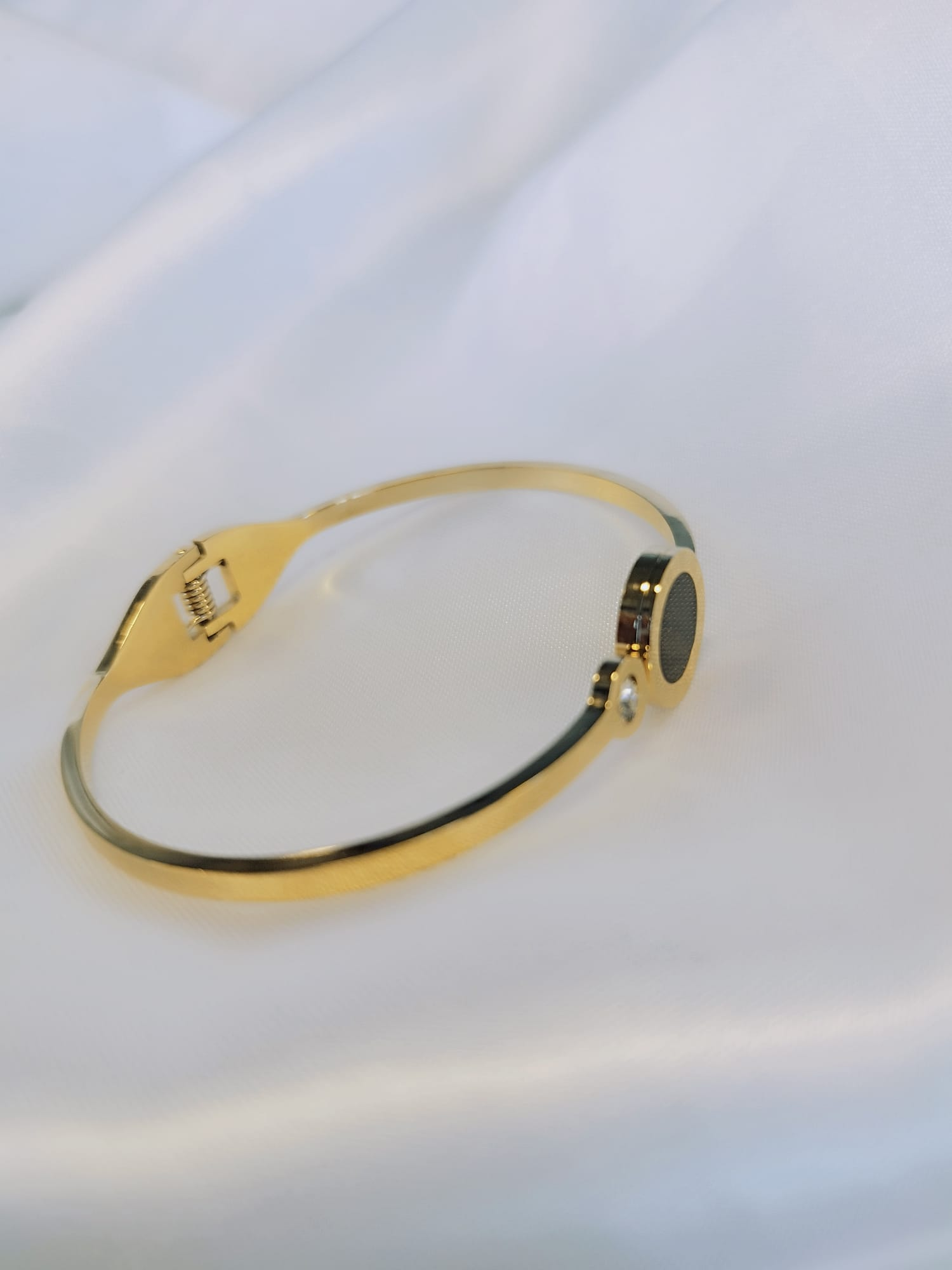 Pulsera rígida en acero dorado
