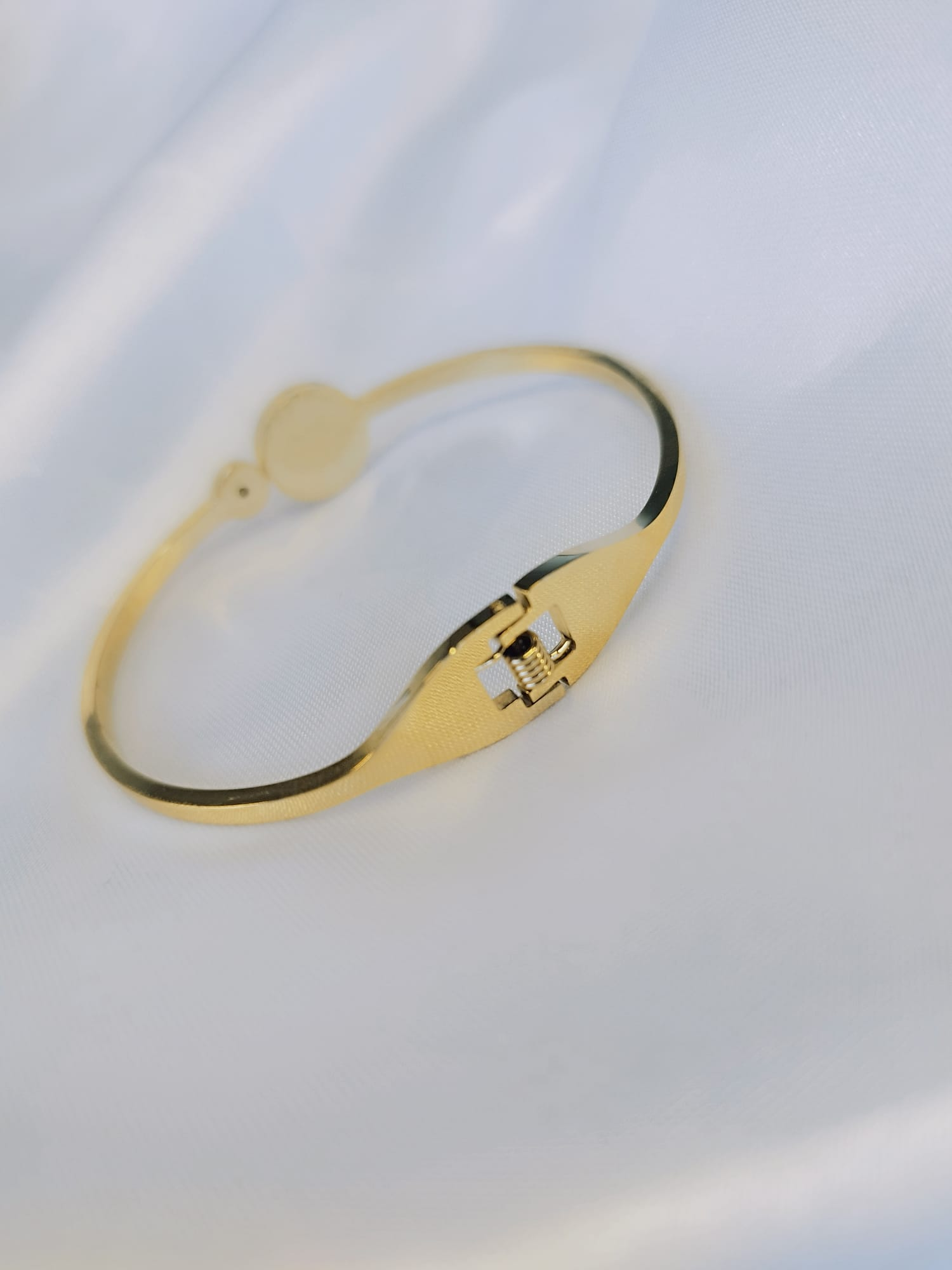 Pulsera rígida en acero dorado