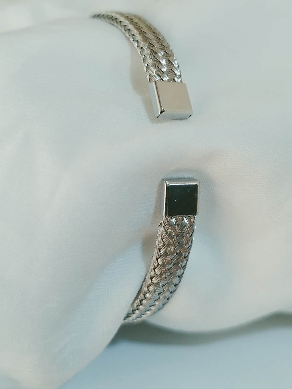 Pulsera rígida. Acero quirúrgico