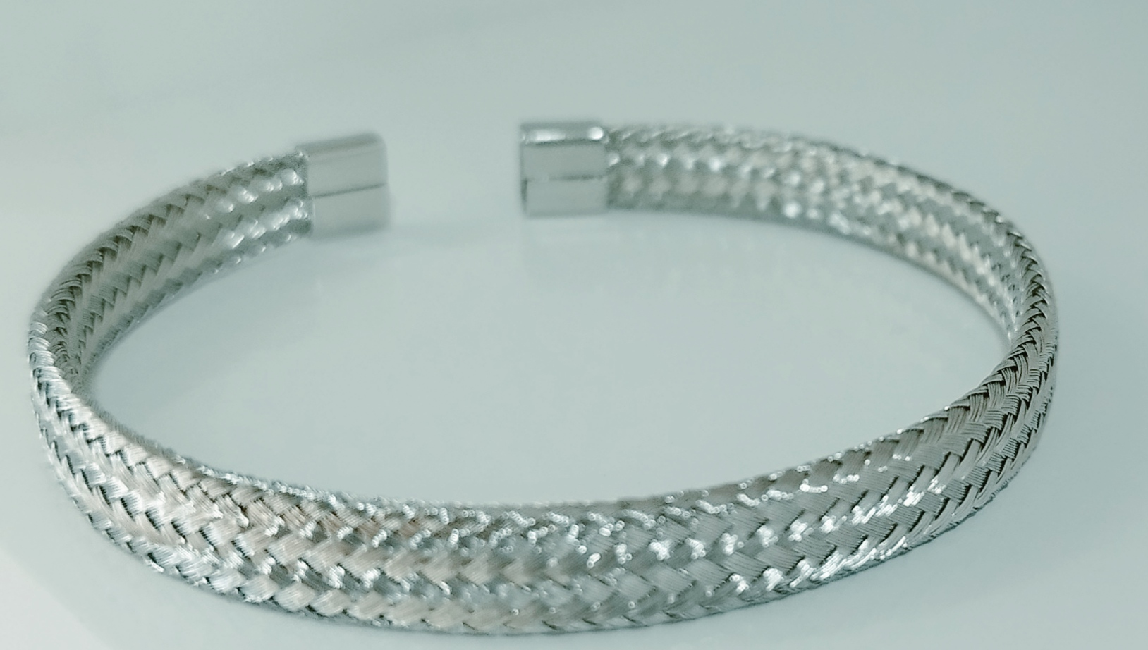 Pulsera rígida. Acero quirúrgico