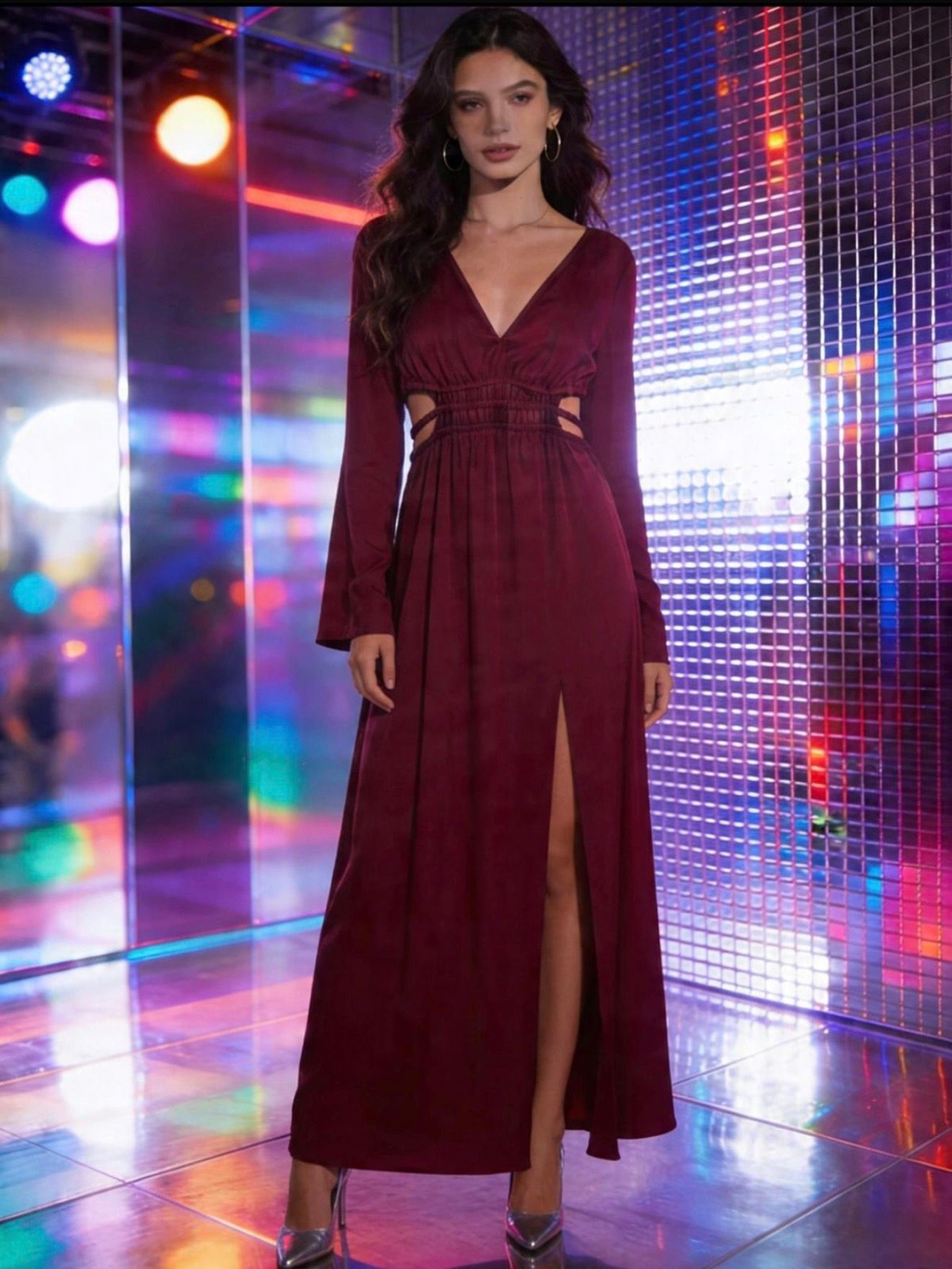 Vestido Largo Satinado Borgoña con Cuello en V, Cortes en la Cintura y Abertura